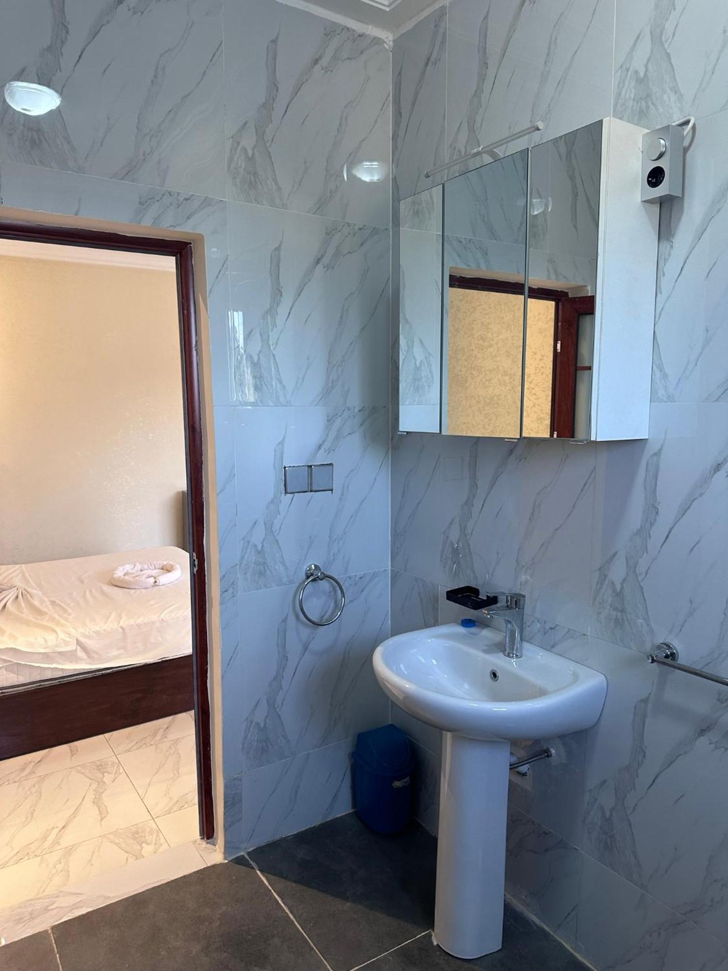 Apartments Plaza Hotel Kololi Ngoại thất bức ảnh