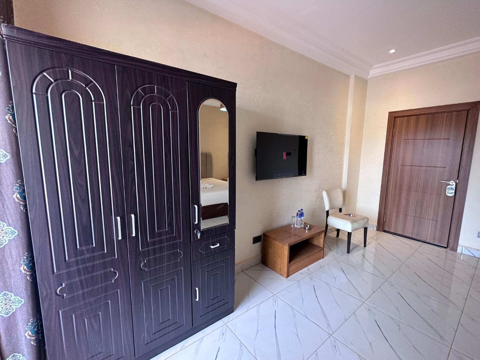 Apartments Plaza Hotel Kololi Ngoại thất bức ảnh